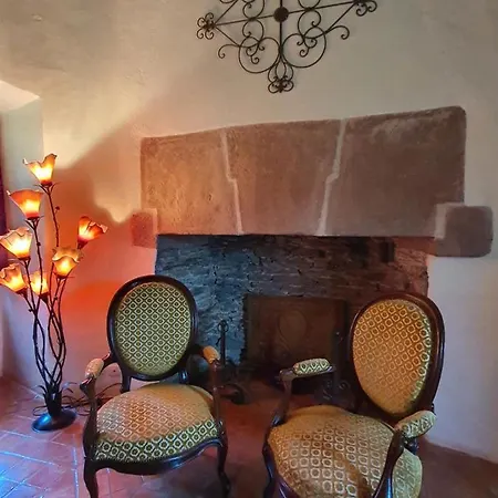 D'hotes Au Chateau De Belcastel (Aveyron)